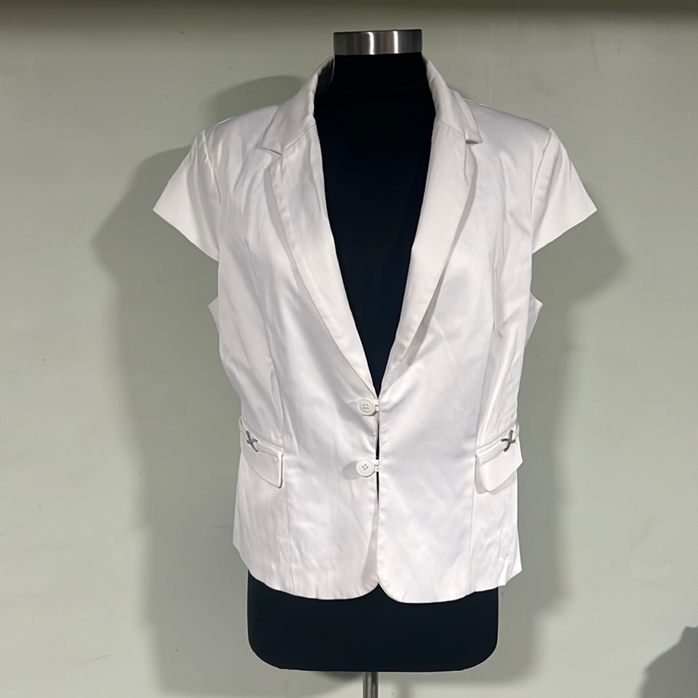 Short Sleeve WHT Blazer 
4% Spandex